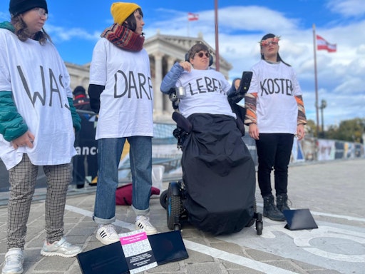 4 Personen in weißen T-Shirt mit der Aufschrift
WAS-DARF-LEBEN-KOSTEN