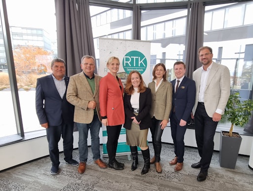 Vorschau Bild von RTK-Generalversammlung im Vienna Airport Conference & Innovation
Center: v.l. RTK-Rechnungsprüfer Gerhard Zellinger, RTK-Präsident
Thomas Ziegler, RTK-Vizepräsidentin Ulli Retter,
RTK-Geschäftsführerin Uschi Huber, RTK-Rechnungsprüferin Alexandra
Kaszay, RTK-Vorstandsmitglied Gilbert Kratschmann, RTK-Vizepräsident
Hubertus Rothwangl.