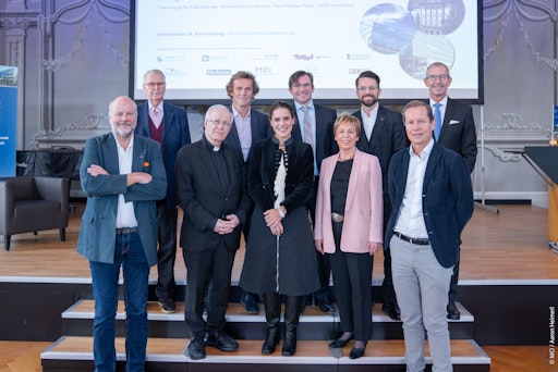 Joseph Schumpeter Forum 2025: hinten v.l.: Ehrenprofessor Martin
Steinmeyer, Andreas Schnauder (Chefredakteur „Der Pragmaticus“),
Markus Walzl (DFK-Vorsitzender), Ludwig Stepan (Senat der
Wirtschaft), MCI Rektor Andreas Altmann | vorne v.l.: Axel Paeger
(Gründer AMEOS Gruppe), Martin Rhonheimer (Präsident Austrian
Institute of Economics and Social Philosophy), Monika Köppl-Turyna
(Direktorin EcoAustria), Theresia Theurl (Professorin für
Volkswirtschaftslehre), Dieter Unterberger (Geschäftsführender
Gesellschafter Unterberger Beteiligungs GmbH) ©MCI/Aaron Heimerl