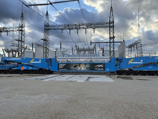 Der Transformator wurde mit dem Zug bis vor sein neues Fundament
geliefert.