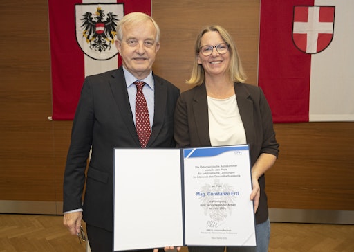 ÖÄK-Präsident Johannes Steinhart vergab den Pressepreis an
Constanze Ertl