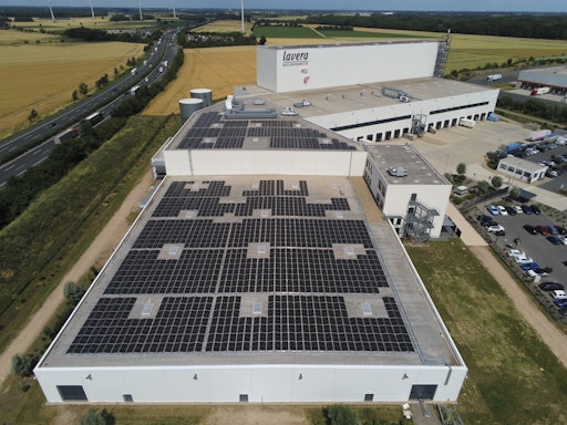 Vorschau Bild von Die eigene Photovoltaik-Großanlage am Standort Bantorf erzeugt 20
Prozent der benötigten Energie selbst - das Unternehmen nutzt zu 100
Prozent Ökostrom. // Weiterer Text über ots und
www.presseportal.de/nr/64783 / Die Verwendung dieses Bildes für
redaktionelle Zwecke ist unter Beachtung aller mitgeteilten
Nutzungsbedingungen zulässig und dann auch honorarfrei.
Veröffentlichung ausschließlich mit Bildrechte-Hinweis.