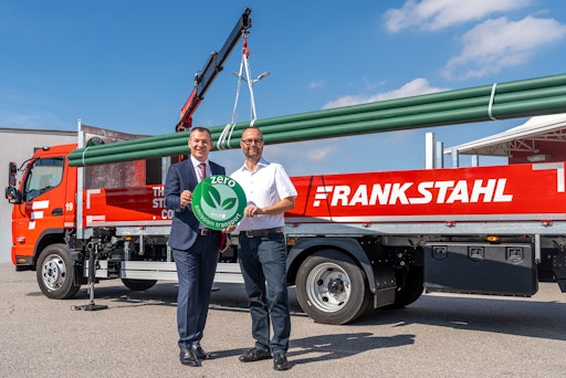 Christian Holzhauser, Obmann der Sparte Transport und Verkehr in
der Wirschaftskammer Wien, und Roman Divoky, Logistikleiter bei
Frankstahl, mit dem vollelektrischen Lkw und seinem Ladekran