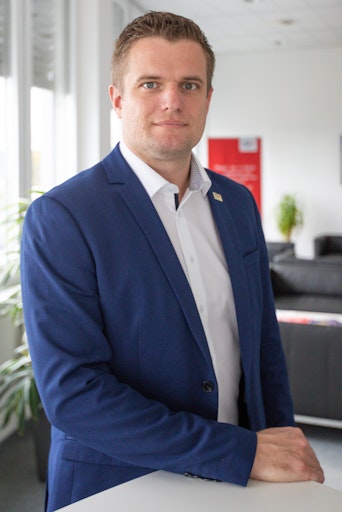 "Wir begleiten Unternehmen bei einer erfolgreichen KI-Integration
und sorgen dafür, dass organisatorisch, technisch und rechtlich
alles von Anfang an passt. Wer die Entwicklungen im KI-Bereich
verschläft, riskiert, seine Wettbewerbsfähigkeit einzubüßen." —
Andreas Gruber, MMSc, Geschäftsführer TRUSTIFAI, Joint Venture des
TÜV AUSTRIA und Software Competence Center Hagenberg