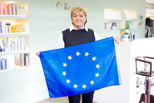 Seit dem EU-Beitritt im Jahr 1995 ist auch die Zahl der Wiener
Friseurbetriebe leicht gestiegen - von 1.841 Mitgliedsbetrieben im
Jahr 1994 auf aktuell 2.013. Trotz wirtschaftlicher
Herausforderungen zeigt sich die Branche stabil, anpassungsfähig und
weiterhin als wichtiger Teil der Wiener Dienstleistungswirtschaft.