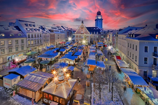 Der Weihnachtsmarkt in Plauen, Sachsen von oben bei Dämmerung.