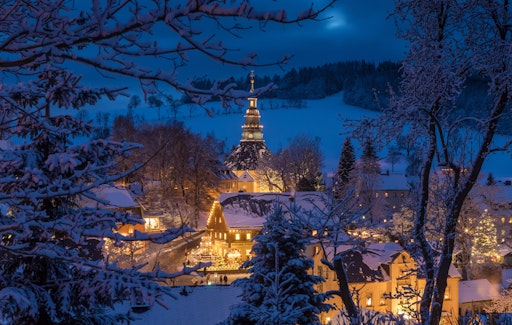 Vorschau Bild von Seiffen im Erzgebirge am Abend mit weihnachtlicher Beleuchtung