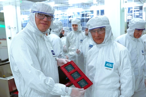 Vorschau Bild von Einzigartig: Niko Bauer-Öppinger (links), bei AT&S der
Werksleiter von "Hinterberg 3", präsentierte Finanzminister Markus
Marterbauer ein Testpanel mit drei Hightech-Substraten.