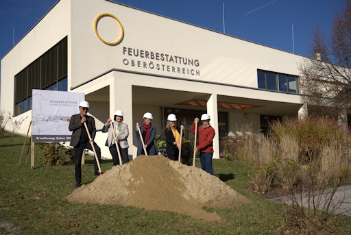 5 Personen nehmen für den offiziellen Spatenstich zur Erweiterung
der Feuerbestattung Oberösterreich vor.