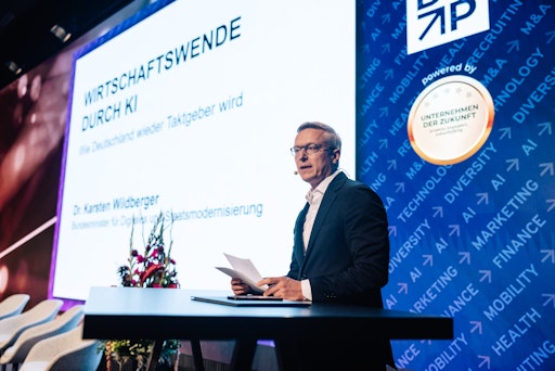 Dr. Karsten Wildberger, Bundesminister für Digitales und
Staatsmodernisierung, hier beim BIG BANG KI FESTIVAL 2025 in Berlin,
wird auch im kommenden Jahr die Eröffnungsrede halten. // Weiterer
Text über ots und www.presseportal.de/nr/61477 / Die Verwendung
dieses Bildes für redaktionelle Zwecke ist unter Beachtung aller
mitgeteilten Nutzungsbedingungen zulässig und dann auch honorarfrei.
Veröffentlichung ausschließlich mit Bildrechte-Hinweis.