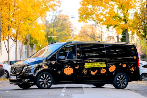 Das "HalloWien Taxi" ist zu Halloween in Wien unterwegs.