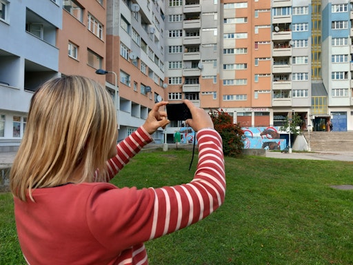 „Mein schöner Rennbahnweg“ zeigt die persönlichen Blickwinkel der
Bewohner*innen des Gemeindebaus Rennbahnweg 27 auf ihr Zuhause.