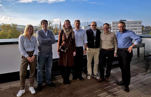 v.l.n.r.: Nela Tesch (Strategische Einkäuferin BESS, MaxSolar
GmbH), Antonio Montoto Rojo (Head of Storage, Greenvolt Power),
Agnieszka Szot-Pokrzywka (Head of Project Management Office,
Greenvolt Power), Stefan Schmidlkofer (Director BESS, MaxSolar
GmbH), Jacek Bladek (COO, Greenvolt Power), Christian Stang
(Teamleiter Strategischer Einkauf, MaxSolar GmbH) sowie Christoph
Strasser (CEO, MaxSolar GmbH). // Weiterer Text über ots und
www.presseportal.de/nr/170503 / Die Verwendung dieses Bildes für
redaktionelle Zwecke ist unter Beachtung aller mitgeteilten
Nutzungsbedingungen zulässig und dann auch honorarfrei.
Veröffentlichung ausschließlich mit Bildrechte-Hinweis.