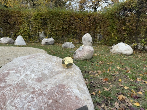 Die Findlinge aus Traunsteinmarmor sind eine neue, besondere
Grabform am Urnenhain von Urfahr. Jeden Findling ziert auch ein
Edelstein-Imitat aus Metall, ein Namensschild und eine Blumenvase
(siehe Foto). Dazu gibt es noch einen Mevisto Edelstein, der aus der
Asche oder aus Haaren von Verstorbenen gewonnen wird.