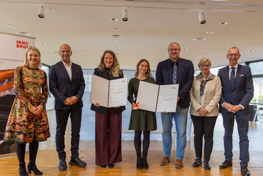 V.l.n.r.: Vizebürgermeisterin Elisabeth Mayr, Hubert Siller
(Departmentleitung Tourismus & Freizeitwirtschaft), Stefanie
Haselwanter, Sabrina Dumfort, Werner Stadlmayr (Departmentleitung
Umwelt-, Verfahrens- & Energietechnik), Birgit Neu
(Abteilungsleitung MA V der Stadt Innsbruck) Andreas Altmann (MCI
Rektor) bei der Verleihung in der Stadtbibliothek Innsbruck. © M.
Freinhofer
