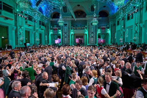 Tanzgewusel im Festsaal der Wiener Hofburg