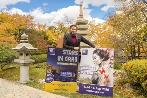 Intendant Clemens Unterreiner mit Sujetbildern von "Madama
Butterfly" und "Stars in Gars - Unterreiner & Friends" 2026