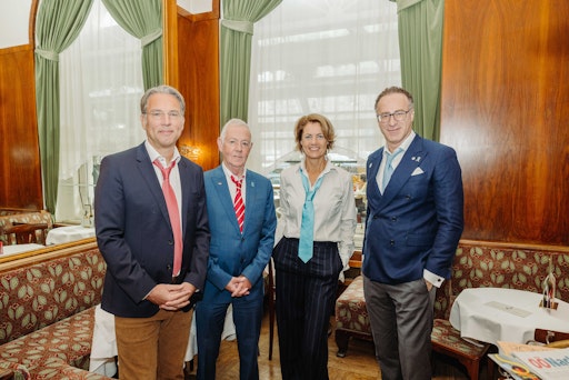 Das Podium des Pressegesprächs