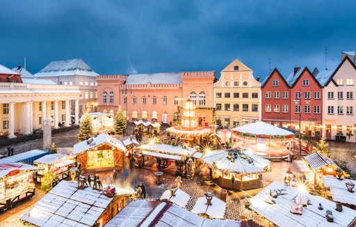 Blick auf den Weihnachtsmarkt in Schwerin, Mecklenburg-Vorpommern