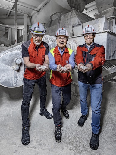 Vorschau Bild von von rechts: Gerhard Philipp, Baumit Umwelt- und
Verfahrenstechnik, Manfred Tisch, Geschäftsführer der Baumit GmbH
und Hans-Jürgen Matschiner, Leitung Kalkwerk.