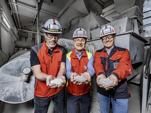 von rechts: Gerhard Philipp, Baumit Umwelt- und
Verfahrenstechnik, Manfred Tisch, Geschäftsführer der Baumit GmbH
und Hans-Jürgen Matschiner, Leitung Kalkwerk.