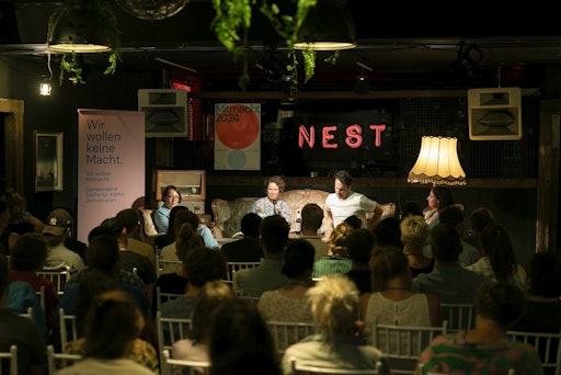 Diskussion im Rahmen des Demokratiefestivals Mitmacht 2024 im
NEST Ingolstadt, organisiert von Faktor D – Gemeinsame Sache für
starke Demokratien. Das Festival lädt 2025 unter dem Motto „Die
demokratische Antwort“ zu kollektiven Strategien für eine starke
Demokratie.