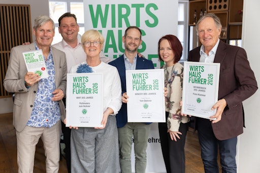 https://www.apa-fotoservice.at/galerie/39539 Die Auszeichnungen
Wirtshausführer Wirt 2026 an das Gasthaus Pichlmaiers zum Herkner,
in Wien, Wirtshausführer Winzer 2026 an das Weingut Tom Dockner in
Theyern und Wirtshausführer Weinmensch 2026 an Franz Klammer wurden
durch den Wirtshausführer Herausgeber Klaus Egle verliehen.