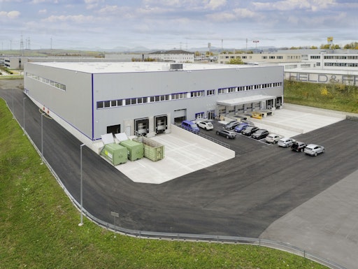 Bauteil II im Gewerbepark Loosdorf wird das Zentrallager des
führenden heimischen Großhändlers für Poolbedarf und
Poolausstattung, die SSA Fluidra Österreich GmbH. Die Halle ist ein
„Green Building“ und energietechnisch autonom.