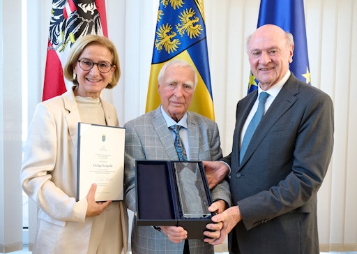Vorschau Bild von Altlandeshauptmann übergibt Mit Landeshauptfrau Gläsernen Leopold