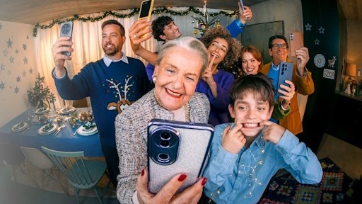 Zu Weihnachten haben alle nur das Beste verdient. Deshalb macht
die Handyfreiheit von Drei die besten Smartphones wie das iPhone 17,
Samsung Galaxy S25 Ultra oder vivo X300 und X300 Pro ab 5. November
2025 jetzt für alle leistbar. Mehr auf www.drei.at/xmas