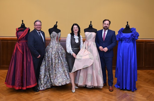 Ballsaison 2025/26: Wiener Bälle steuern auf Rekordsaison zu -
Dominic Schmid, Obmann der Sparte Tourismus und Freizeitwirtschaft,
Maria Neumann, Obfrau der Sparte Gewerbe und Handwerk und Armin
Egger, Geschäftsführer Hofburg Vienna (von links)