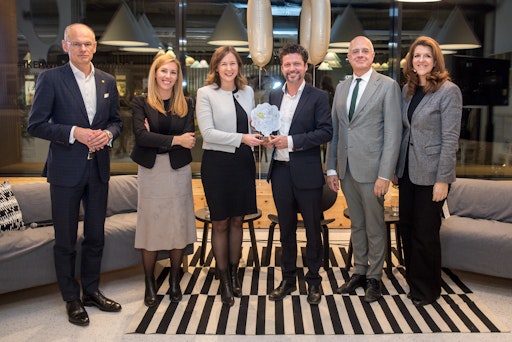 Paneldiskussion mit Claudia Plakolm, Bundesministerin für Europa,
Integration und Familie, Generaldirektor DI Walter Oblin,
Österreichische Post AG, Catharina Fendt, Chief Communication
Officer IKEA Austria, Lorenz Cuturi, Geschäftsführender
Gesellschafter Wimmer Medien GmbH & Co. KG, Univ. Prof. Dr. Wolfgang
Mazal, Universität Wien und Elisabeth Wenzl, Geschäftsführung
Familie & Beruf Management GmbH