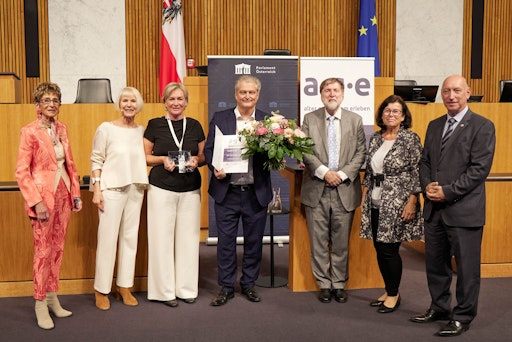 Von links: Ingrid Korosec (Präsidentin des Österreichischen
Seniorenrates), Heilwig Pfanzelter (Moderatorin), Ulrike Ischler und
Jörg Schaden (Wir BestAger, Sieger in der Kategorie Gesellschaft),
Franz Kolland (Mitglied der Jury), Birgit Gerstorfer (Präsidentin
des Österreichischen Seniorenrates) und Christian Stöger
(Präsidentin des Österreichischen Journalisten Clubs).