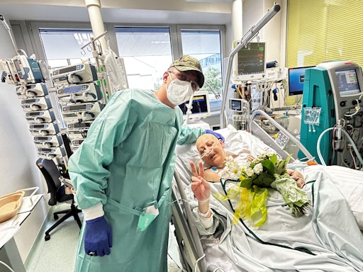 Ein Tag voller Emotionen, Menschlichkeit und Zusammenhalt: Am 14.
Oktober 2025 gaben sich Elvira und Mirza Civic auf der
Intensivstation des Universitätsklinikums St. Pölten das Ja-Wort.