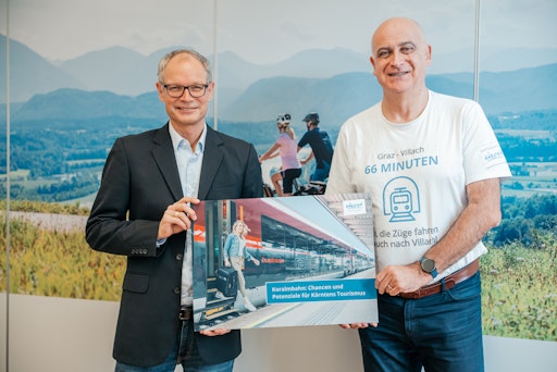 Klaus Ehrenbrandtner, Geschäftsführer der Kärnten Werbung und
Georg Overs, Projektträger des Zentrums für nachhaltige
Destinationsentwicklung Kärnten (NDK) präsentieren touristische
Maßnahmen rund um den Start der Koralmbahn.