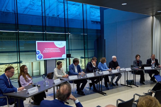 v.l.n.r.: Univ.-Prof. DDr. Shahrokh Shariat (Medizinische
Universität Wien), Dr.in Nike Morakis (Berufsverband der
Österreichischen Urologen), Dr.in Karin Eglau (Gesundheit Österreich
GmbH), Priv.-Doz. Dr. Anton Ponholzer (Österreichische Gesellschaft
für Urologie), Peter Lehner (Sozialversicherung der Selbständigen),
Mag. Martina Löwe (Österreichische Krebshilfe), Dr. Arno Melitopulos
(Österreichische Gesundheitskasse), Priv.-Doz.in Dr.in Kathrin
Strasser-Weippl (OeGHO), Univ.-Prof. Dr. Ewald Wöll (OeGHO)