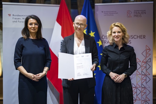 Mirela Memić (Direktorin LEA), Anna Huditz (AIT), Eva-Maria
Holzleitner (Bundesministerin für Frauen, Wissenschaft und
Forschung); Foto: BMFWF/Dunker (BKA)