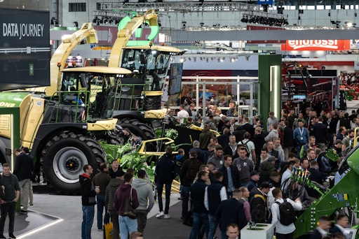 Eindruck der AGRITECHNICA 2023 in Hannover. Neben Traktoren
werden hier u.a. auch Feldhäcksler präsentiert. // Weiterer Text
über ots und www.presseportal.de/nr/66182 / Die Verwendung dieses
Bildes für redaktionelle Zwecke ist unter Beachtung aller
mitgeteilten Nutzungsbedingungen zulässig und dann auch honorarfrei.
Veröffentlichung ausschließlich mit Bildrechte-Hinweis.