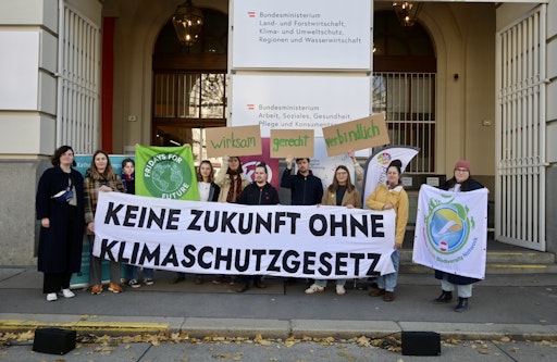 Vor dem Bundesministerium für Land- und Forstwirtschaft, Klima-
und Umweltschutz, Regionen und Wasserwirtschaft: Kinder- und
Jugendorganisationen sowie die Bundesjugendvertretung fordern ein
starkes und wirksames Klimaschutzgesetz.