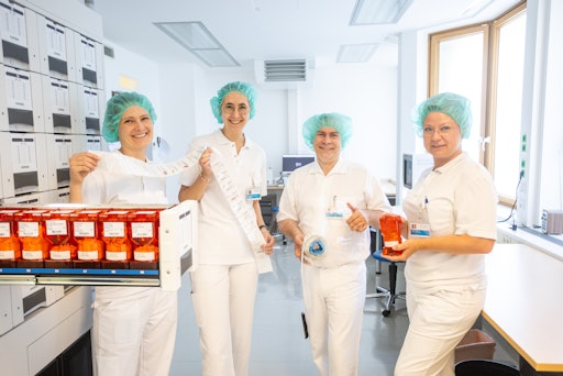 In der zentralen Apotheke der Vinzenz Kliniken Wien werden
Tabletten und Kapseln automatisch "eingetütet" - die Apotheker*innen
machen die Qualitätskontrolle