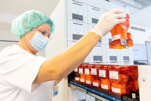 Vorschau Bild von Kontrolle: Eine Mitarbeiterin des Apothekenteams am
Verblisterungsautomaten.