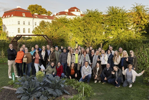 Vorschau Bild von Die Teams von GOURMET Kids und der City Farm bei der gemeinsamen
Jubiläumsfeier in der City Farm.