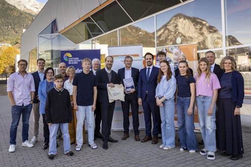 https://www.apa-fotoservice.at/galerie/39597,Bundesminister
Christoph Wiederkehr besuchte am 7. November 2025 das
Wirtschaftskundliche Realgymnasium Ursulinen Innsbruck. Bei einem
Austausch mit Schüler:innen und der Schulleitung standen praxisnahe
Wirtschaftsbildung und das neue Fach „Wirtschaft, Innovation und
Nachhaltigkeit“ (WIN) im Mittelpunkt. Im Rahmen des Besuchs
präsentierten Schüler:innen ihre Projekte, diskutierten mit dem
Minister und erhielten symbolisch das „Starterpaket
Wirtschaftsbildung“ der Stiftung für Wirtschaftsbildung.