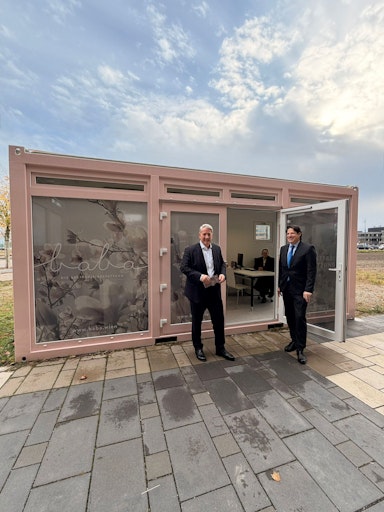 Bezirksvorsteher Ernst Nevrivy (li.) und Jürgen Sild (re.),
Geschäftsführer von „baba – die Bestpreisbestattung“, bei der
Eröffnung der mobilen Kundenservicestelle in der Seestadt.