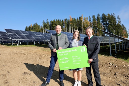 Foto (honorarfrei v.l.n.r.): Bürgermeister LAbg. Bruno
Aschenbrenner, Nora Licker (Projektleiterin PV-Anlage Prank Strelli)
und Werner Ressi (Vorstand Energie Steiermark)