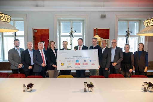 Klimaminister Norbert Totschnig mit den klimaaktiv Paktpartnern