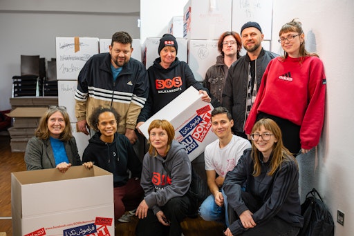 Freiwillige Helfer:innen der SOS Balkanroute mit der Grazer
Bürgermeisterin Elke Kahr.