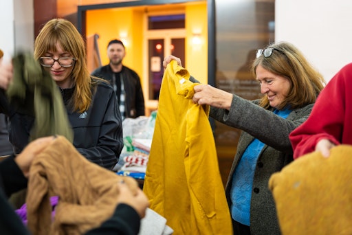 Vorschau Bild von Freiwillige Helfer:innen sortierten die Kleidung bis in die
späten Abendstunden