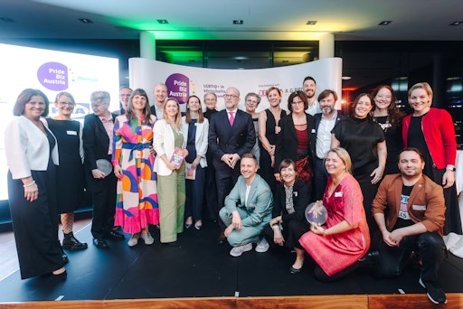 Vertreter:innen von IKEA, ÖBB, Kuratorium für Psychosoziale
Dienste der Stadt Wien, AMS, Johann-Strauß-Apotheke und QWIEN nach
den Ehrungen durch