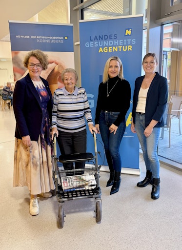 Landesrätin Christiane Teschl-Hofmeister mit der Bewohnerin
Karoline Jogl, der stellvertretenden Geschäftsführerin der
Gesundheit Weinviertel GmbH, Doris Slama, MSc und der Leitung des
neuen Pflegepools fürs die PBZ des Weinviertels, Sandra Gröger, BA
(v.l.)